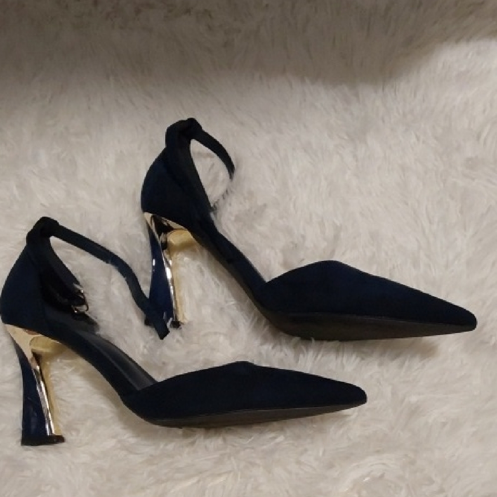 Women's Closed-toe Heels - Picture 2 of 7